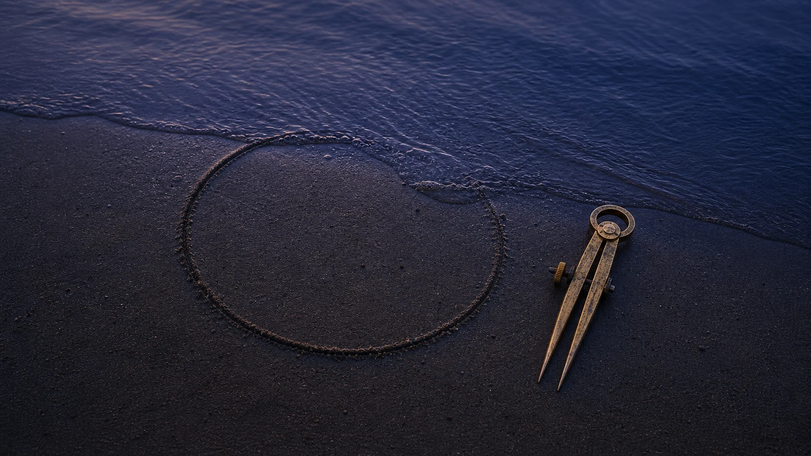 Círculo desenhado na areia escura é parcialmente apagado pela água, ao lado de um compasso de latão fechado.